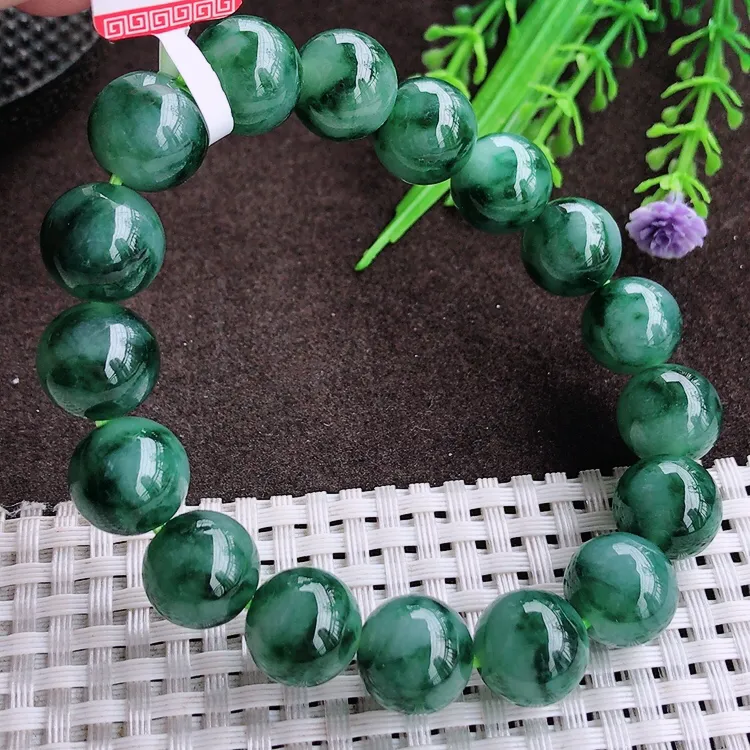 自然光实拍，老坑冰胶起胶鲜亮飘花圆珠手链，玉质细腻，冰莹起胶，色泽鲜美，均匀靓丽，雕工精湛，意境优美，清秀灵气，高档大气，尺寸12/17颗