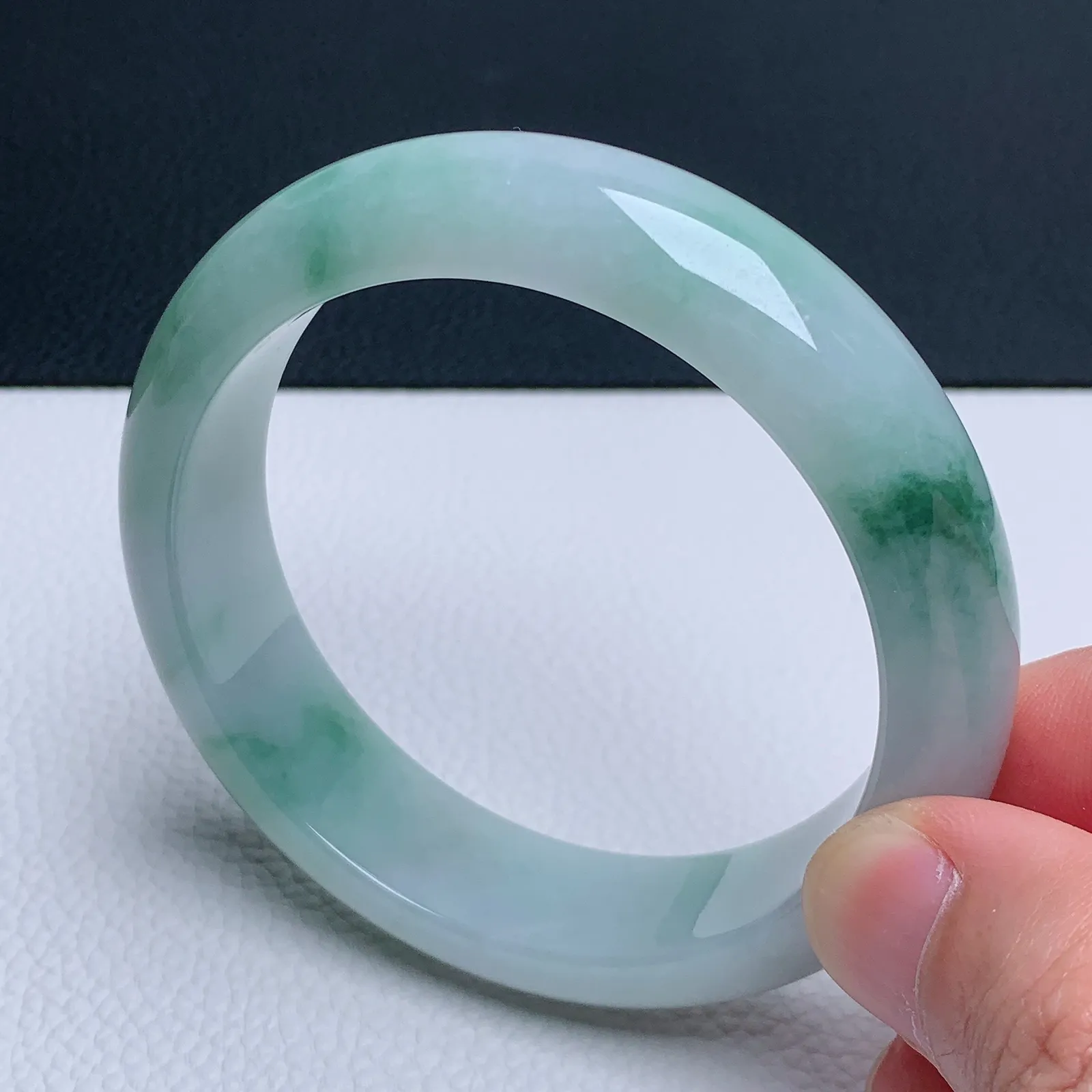 天然翡翠圈口58-59老坑宽版飘花手镯 玉质细腻 种水好 尺寸：58.8-15.3-8.2mm  M22（扣手）