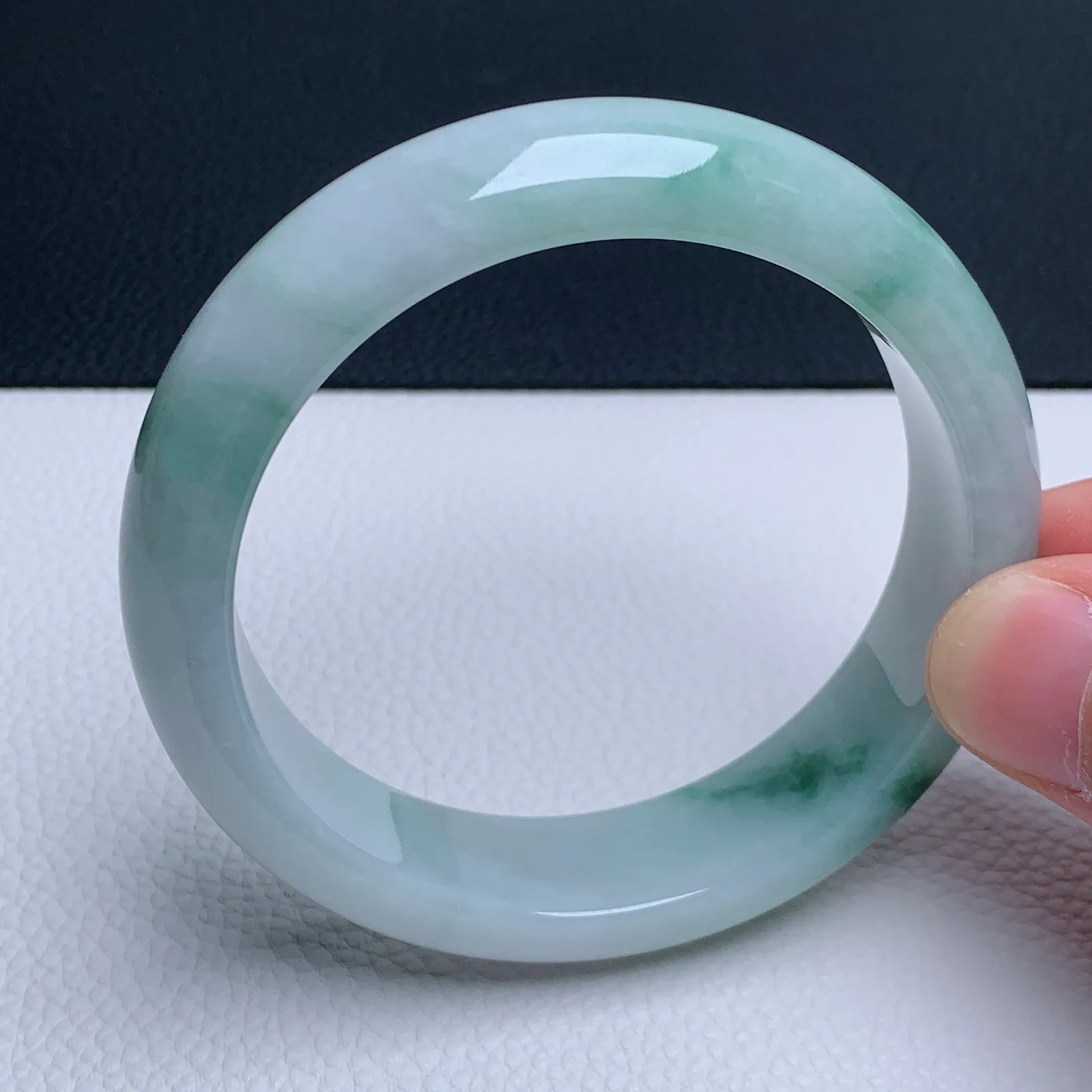 天然翡翠圈口58-59老坑宽版飘花手镯 玉质细腻 种水好 尺寸：58.8-15.3-8.2mm  M22（扣手）