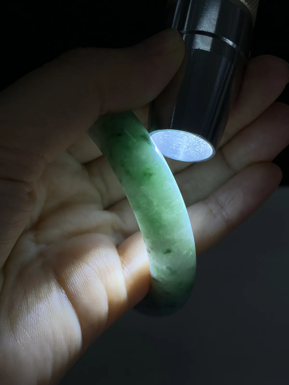 正圈56.8圈口，翡翠糯化种飘绿手镯