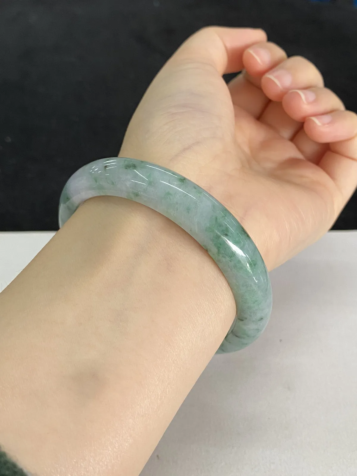 正圈56.8圈口，翡翠糯化种飘绿手镯