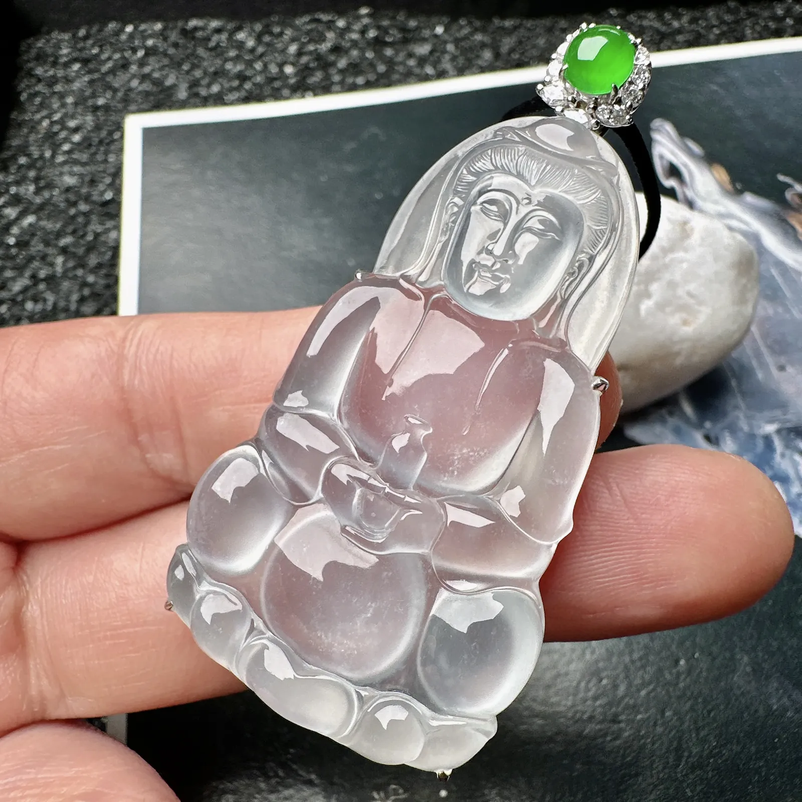 【玻璃种观音】雕刻的很可爱，种地非常好，细腻致密程度很高，纯净无瑕，冰感十足。18k金钻镶嵌，裸石尺寸51*30.2*6.5毫米