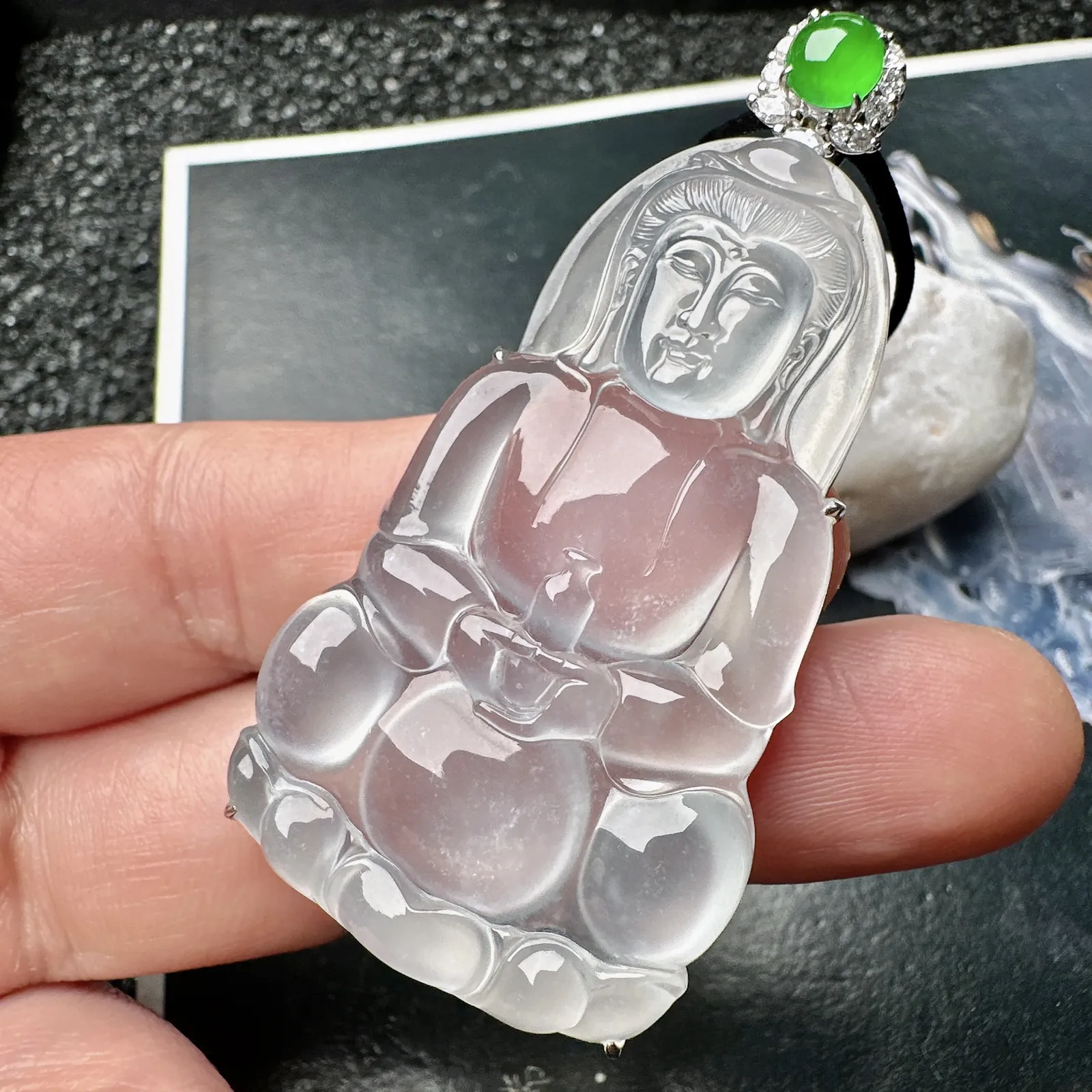 【玻璃种观音】雕刻的很可爱，种地非常好，细腻致密程度很高，纯净无瑕，冰感十足。18k金钻镶嵌，裸石尺寸51*30.2*6.5毫米