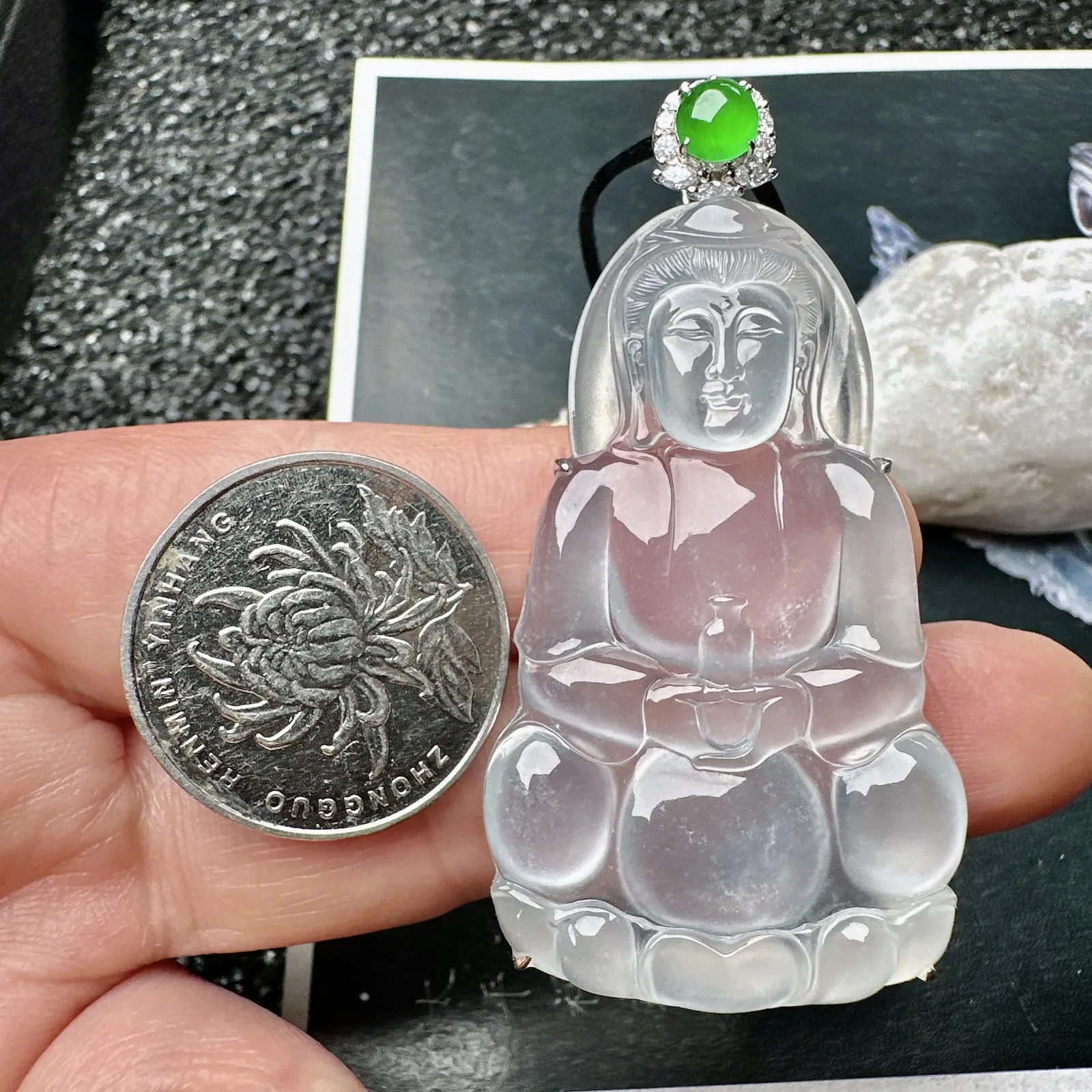 【玻璃种观音】雕刻的很可爱，种地非常好，细腻致密程度很高，纯净无瑕，冰感十足。18k金钻镶嵌，裸石尺寸51*30.2*6.5毫米