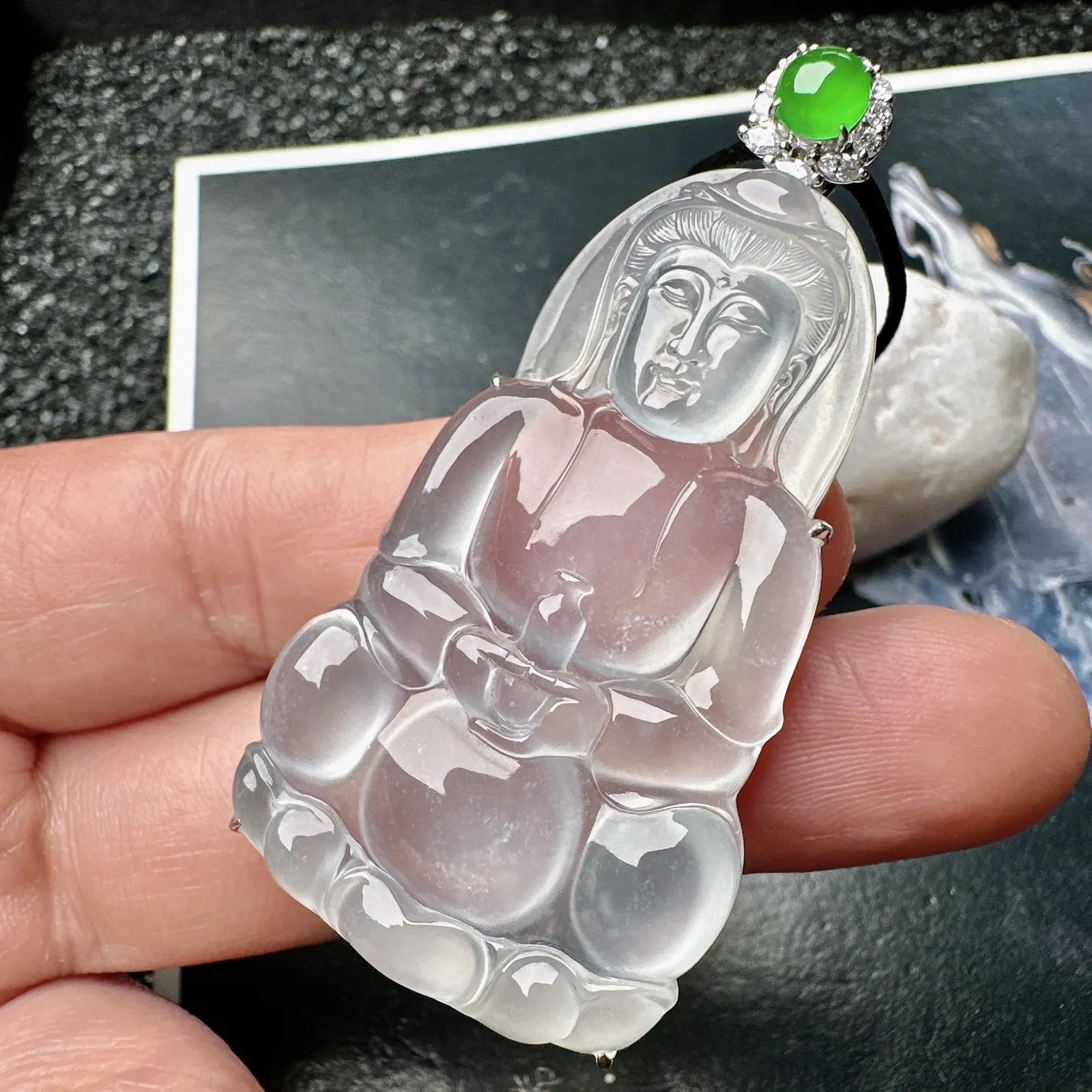 【玻璃种观音】雕刻的很可爱，种地非常好，细腻致密程度很高，纯净无瑕，冰感十足。18k金钻镶嵌，裸石尺寸51*30.2*6.5毫米