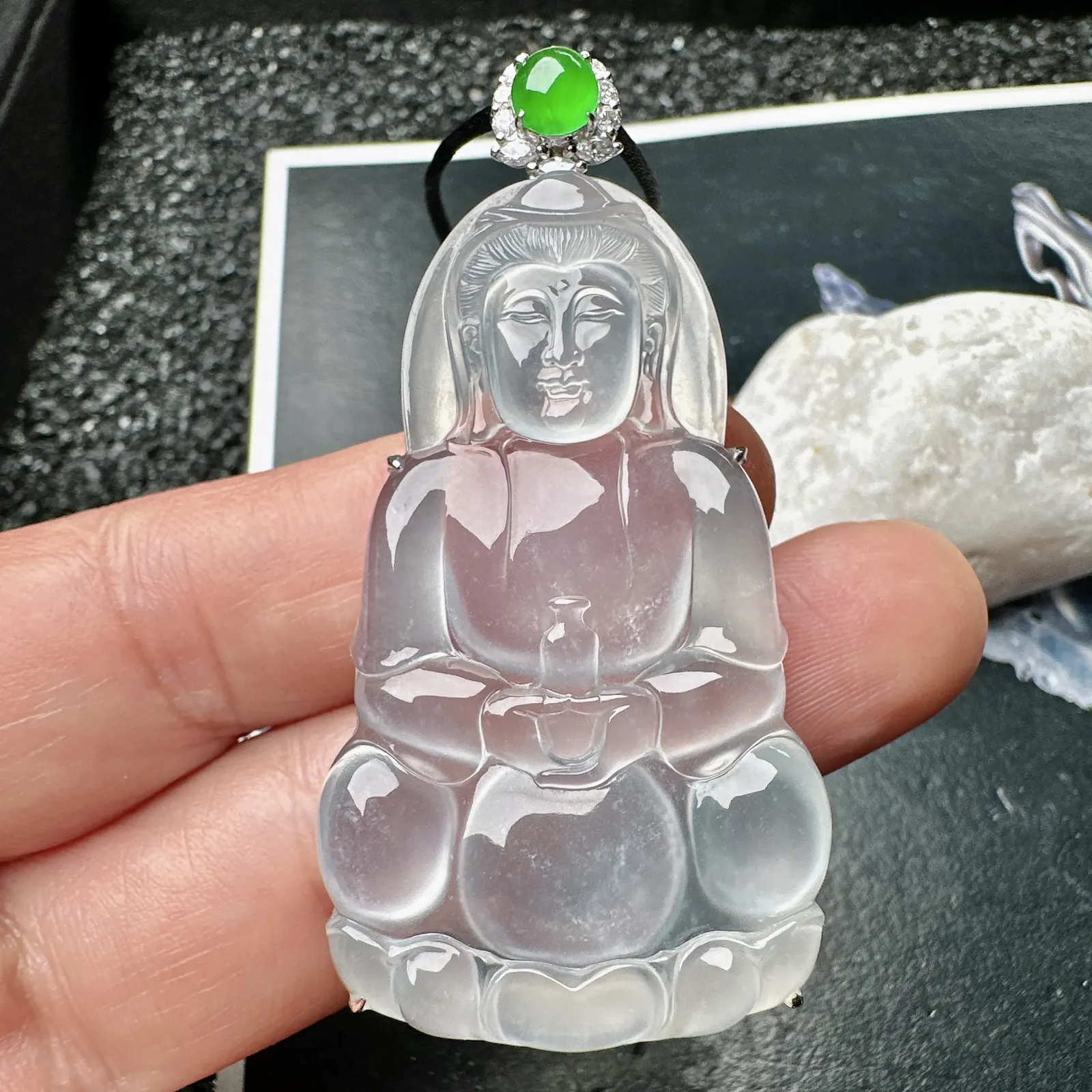 【玻璃种观音】雕刻的很可爱，种地非常好，细腻致密程度很高，纯净无瑕，冰感十足。18k金钻镶嵌，裸石尺