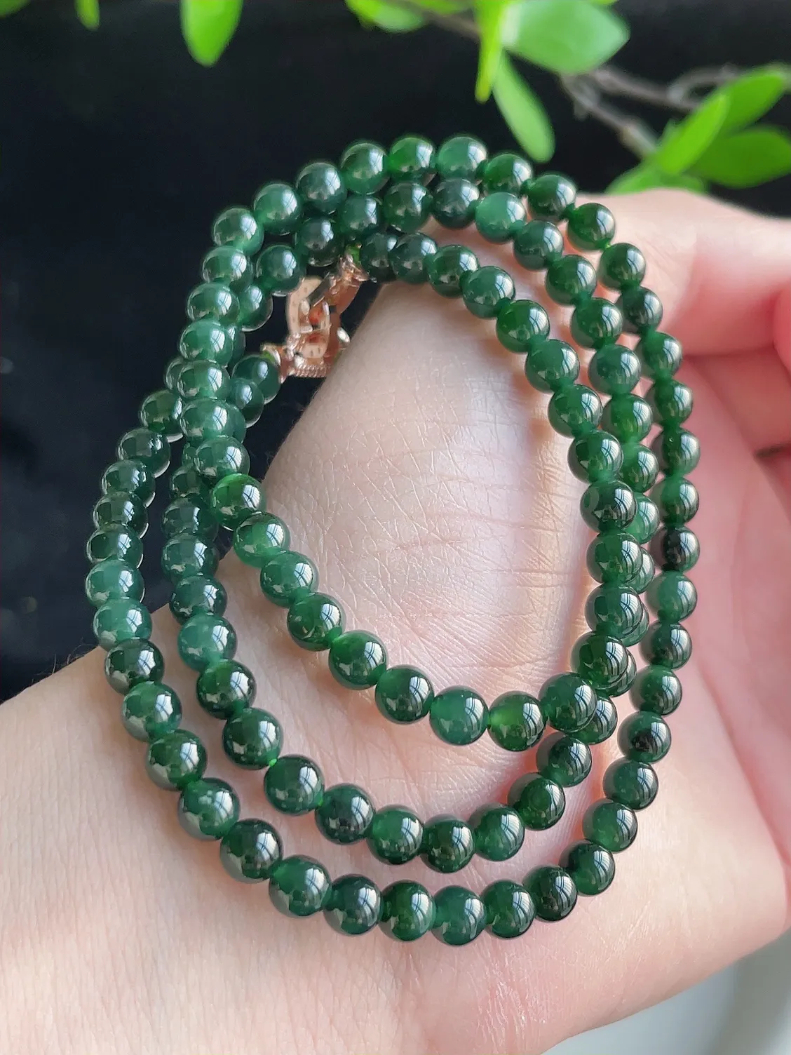 天然A货翡翠精美冰润满色满绿项链   珠圆玉润，色泽靓丽，种好，玉质细腻  工艺精美  佩戴气质大方（请在自然光欣赏）E99673   尺寸5.8mm