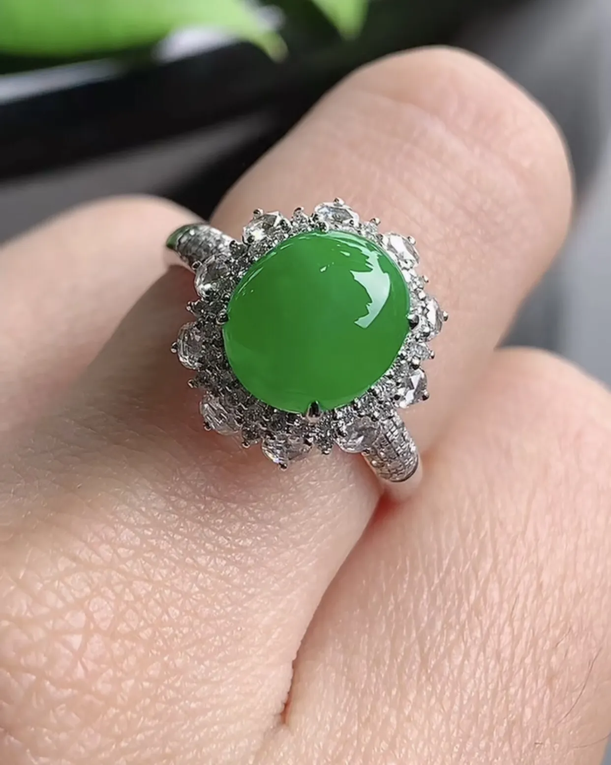 a货翡翠老坑种18K金伴钻镶嵌阳绿蛋面戒指 圈口17.7mm 裸石尺寸9.2×7.8mm
