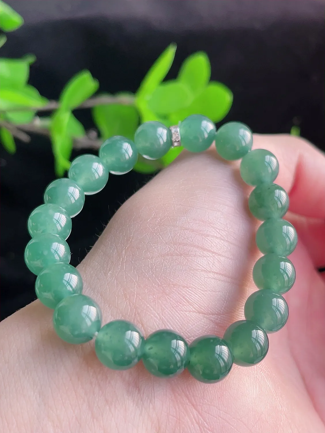 天然A货翡翠精美冰润满色满绿手串   珠圆玉润，色泽靓丽，种好，玉质细腻  工艺精美  佩戴气质大方（请在自然光欣赏）E99675   尺寸10mm