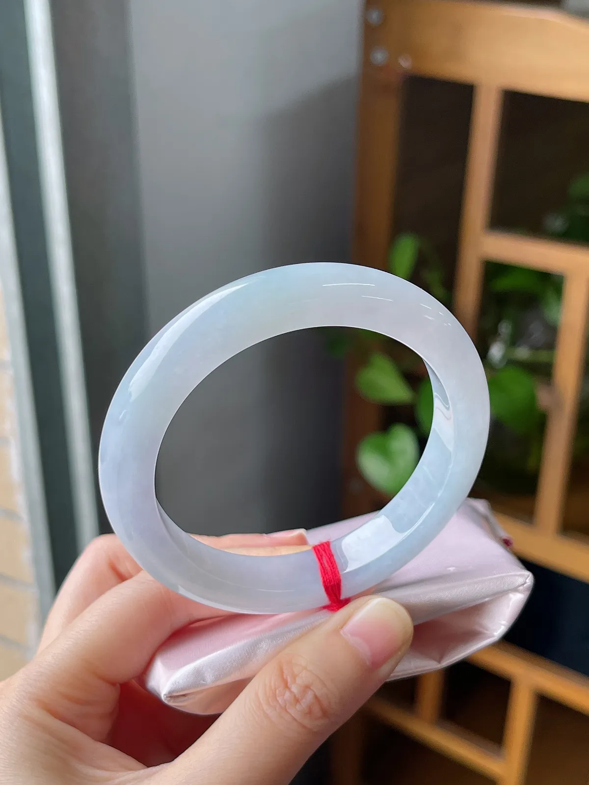 正圈圈口55.4mm，翡翠冰春彩手镯，带镯心