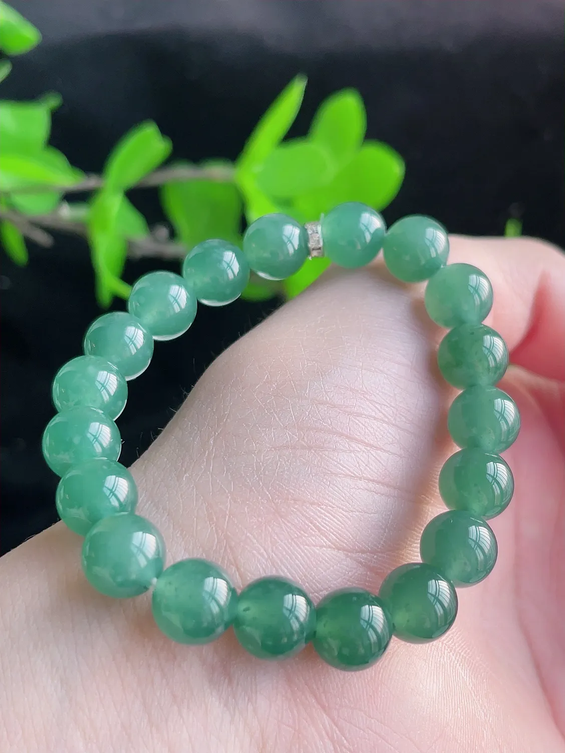 天然A货翡翠精美冰润满色满绿手串   珠圆玉润，色泽靓丽，种好，玉质细腻  工艺精美  佩戴气质大方