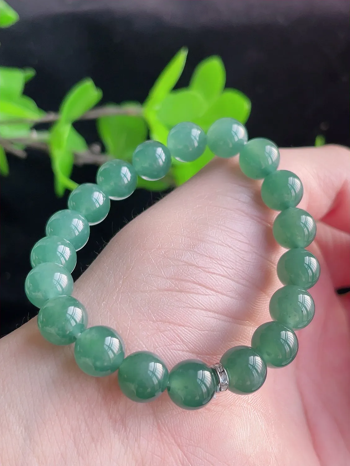 天然A货翡翠精美冰润满色满绿手串   珠圆玉润，色泽靓丽，种好，玉质细腻  工艺精美  佩戴气质大方（请在自然光欣赏）E99675   尺寸10mm