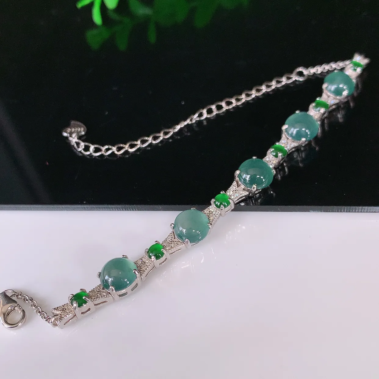 冰透翡翠925银镶嵌手链，自然光实拍，翠色灵动，颜色漂亮，种老水足，精品，佩戴佳品！#97.23整体6.8*6.8*6裸石6.8*6.8