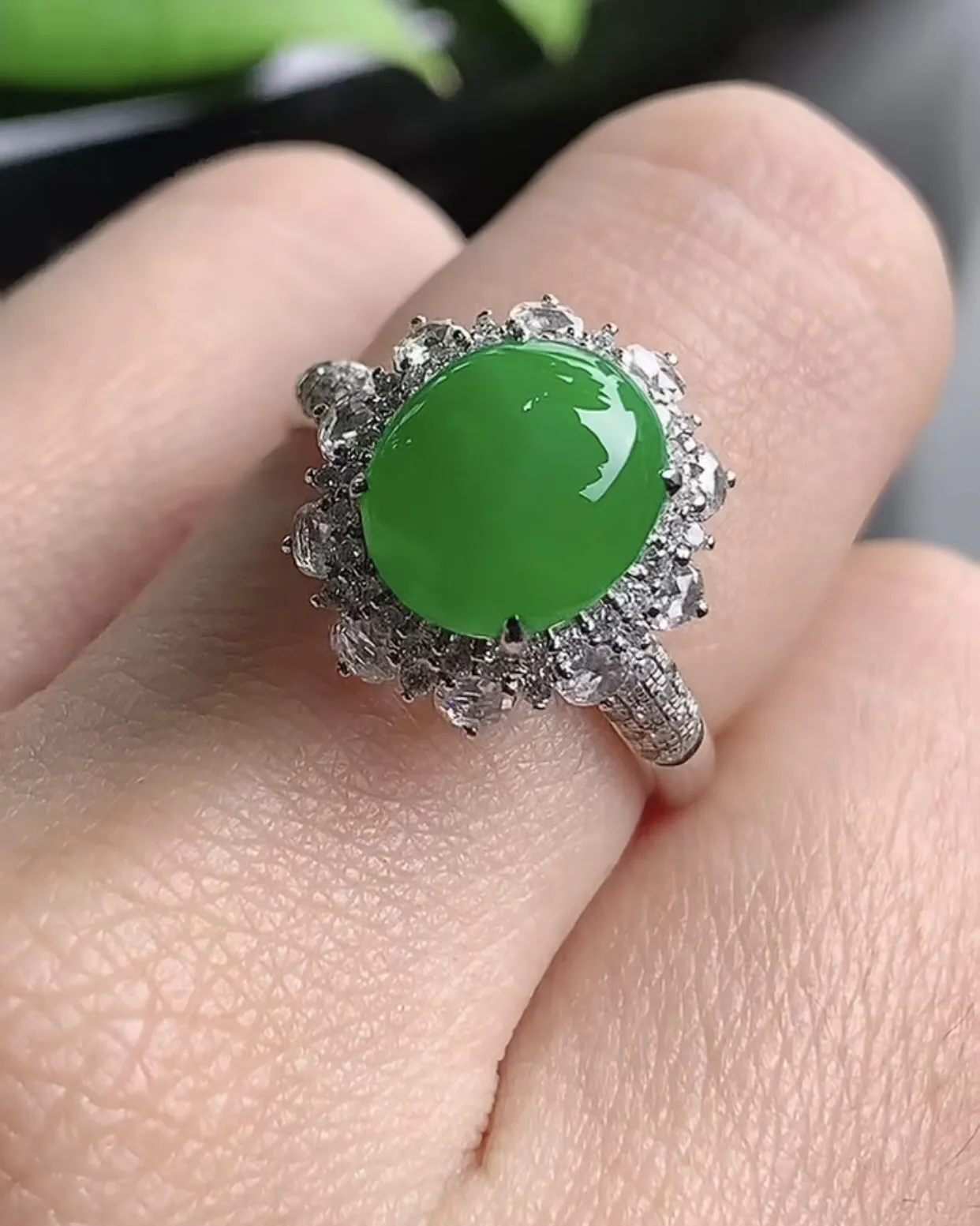 a货翡翠老坑种18K金伴钻镶嵌阳绿蛋面戒指 圈口17.7mm 裸石尺寸9.2×7.8mm