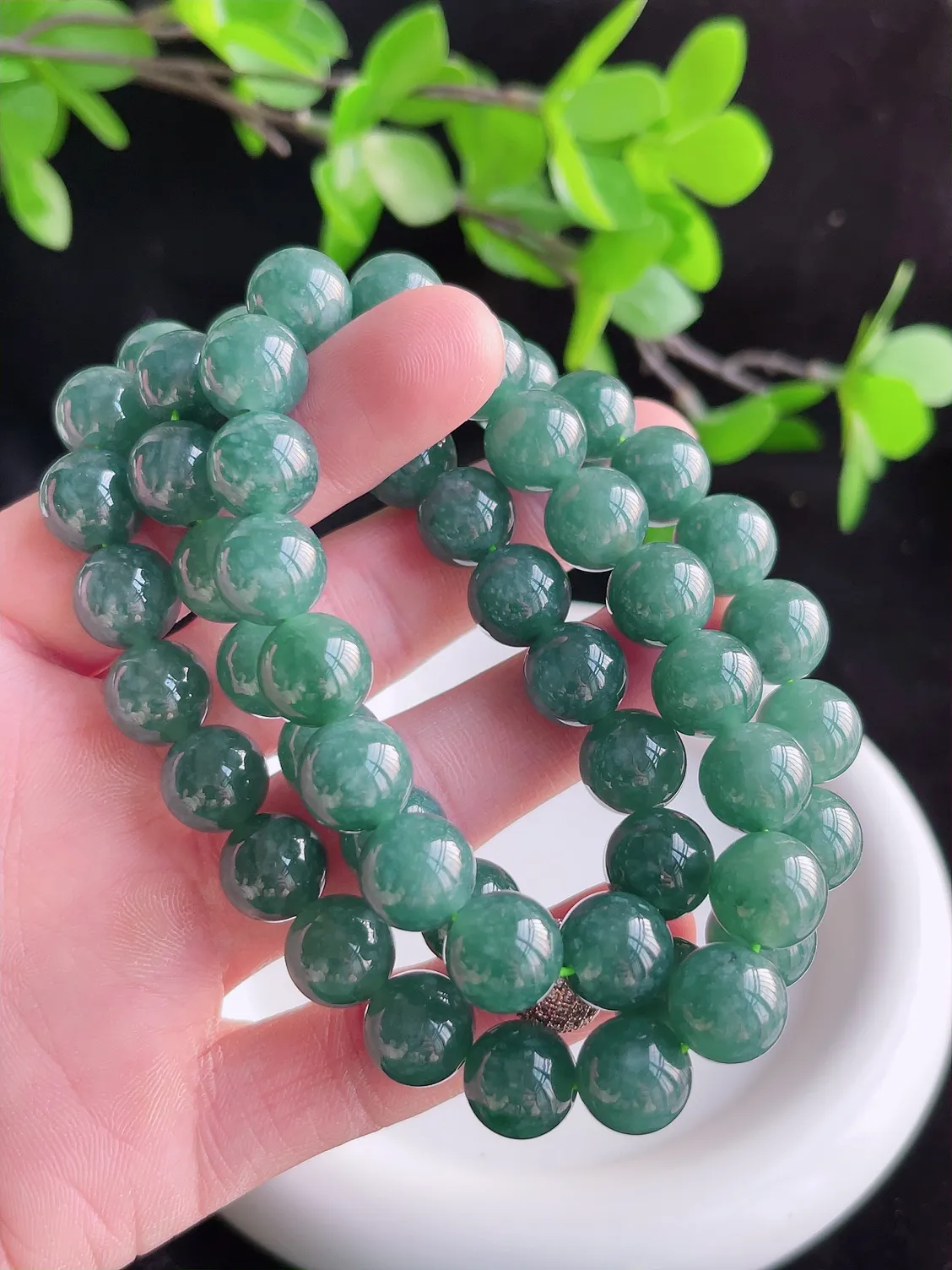 天然A货翡翠冰润大颗项链   佛珠 珠圆玉润，色泽靓丽，种好，玉质细腻  工艺精美  佩戴气质大方（请在自然光欣赏）E99672   尺寸11.8mm