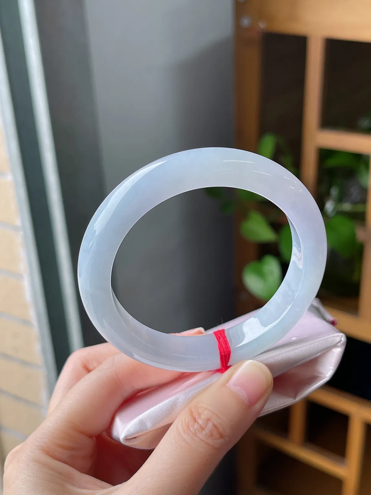 正圈圈口55.4mm，翡翠冰春彩手镯，带镯心