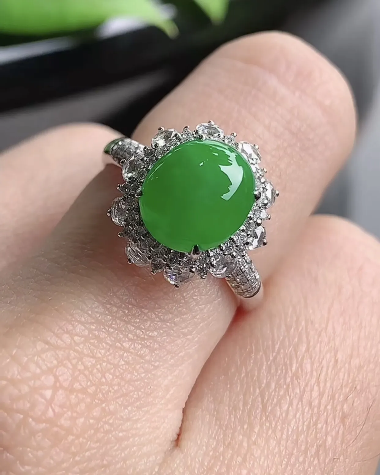 a货翡翠老坑种18K金伴钻镶嵌阳绿蛋面戒指 圈口17.7mm 裸石尺寸9.2×7.8mm