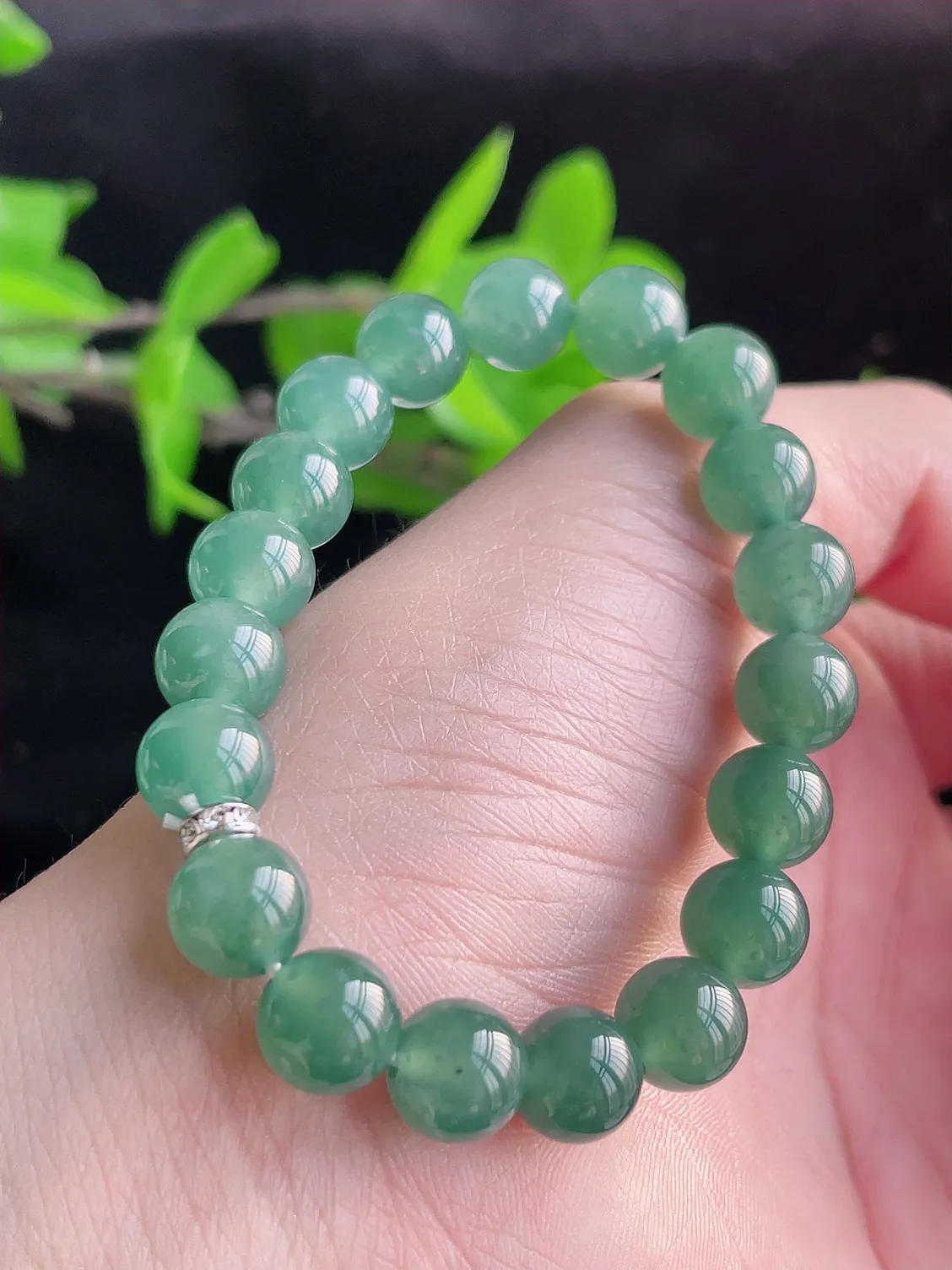 天然A货翡翠精美冰润满色满绿手串   珠圆玉润，色泽靓丽，种好，玉质细腻  工艺精美  佩戴气质大方（请在自然光欣赏）E99675   尺寸10mm