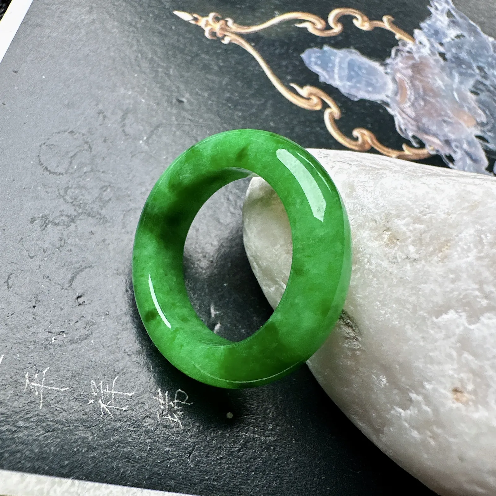 【满绿戒圈】阳绿色泽，纯净通透，冰胶感出众，上手晶莹闪亮