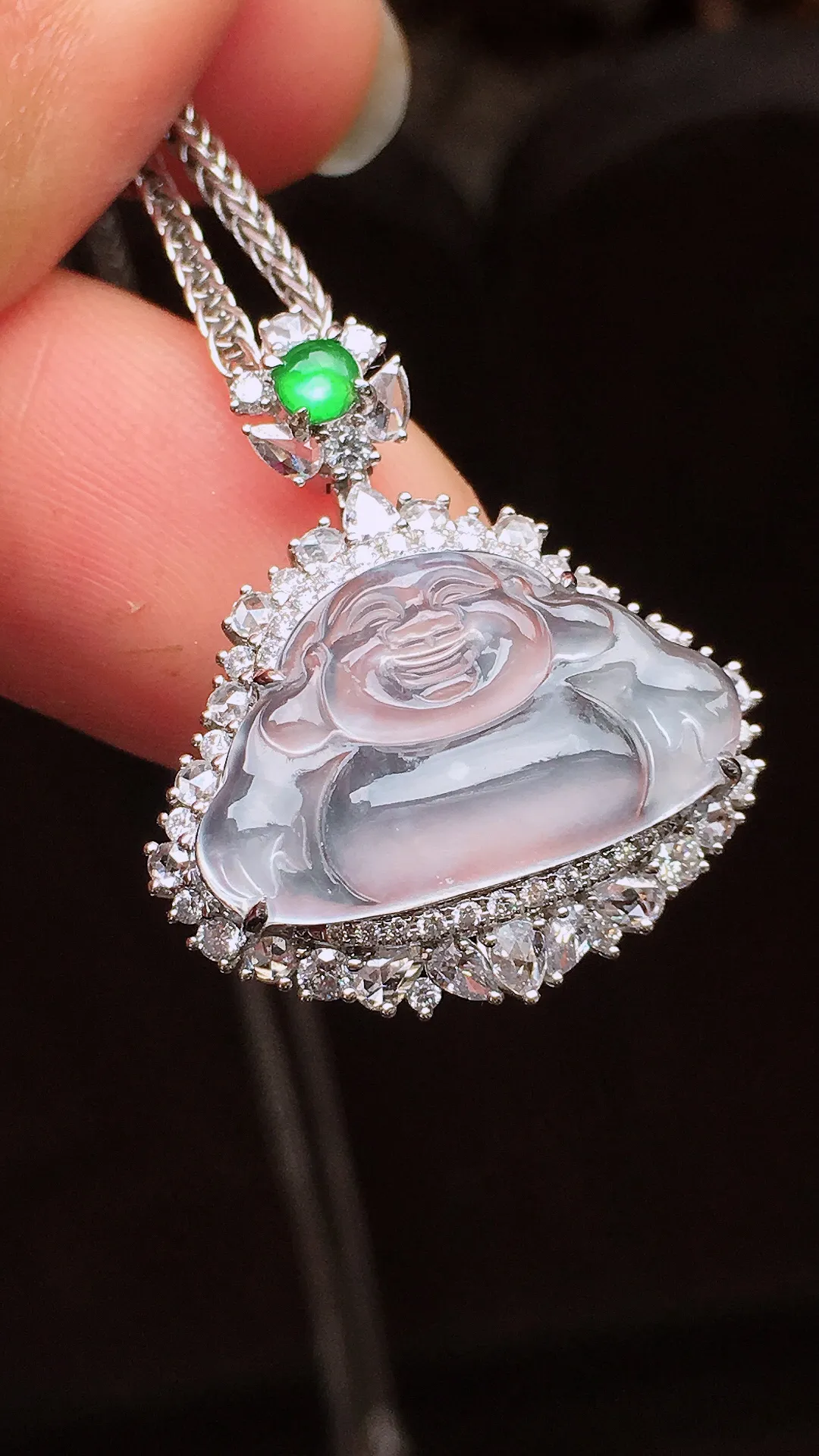 冰种佛公吊坠，玉质细腻，荧光感超
强，饱满水润，气质满满。18k
金豪华镶嵌