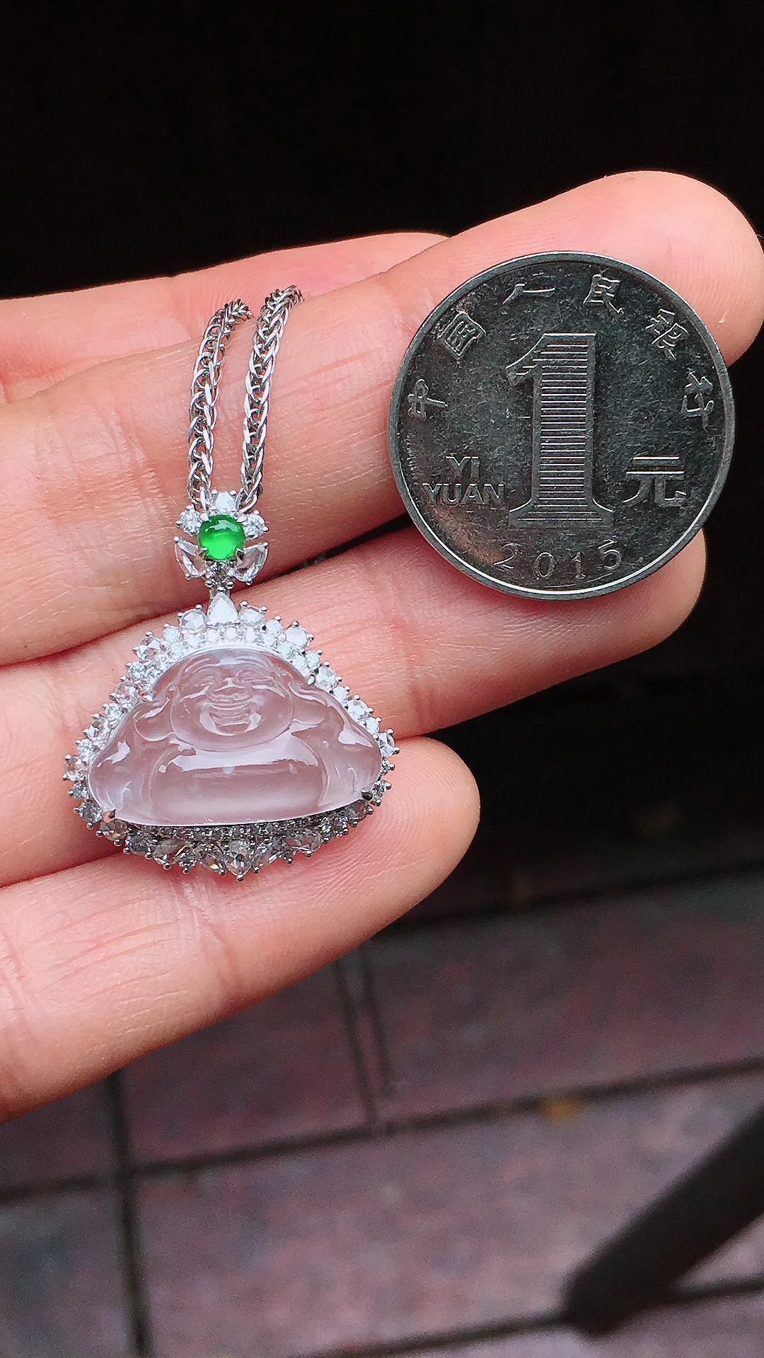 冰种佛公吊坠，玉质细腻，荧光感超
强，饱满水润，气质满满。18k
金豪华镶嵌