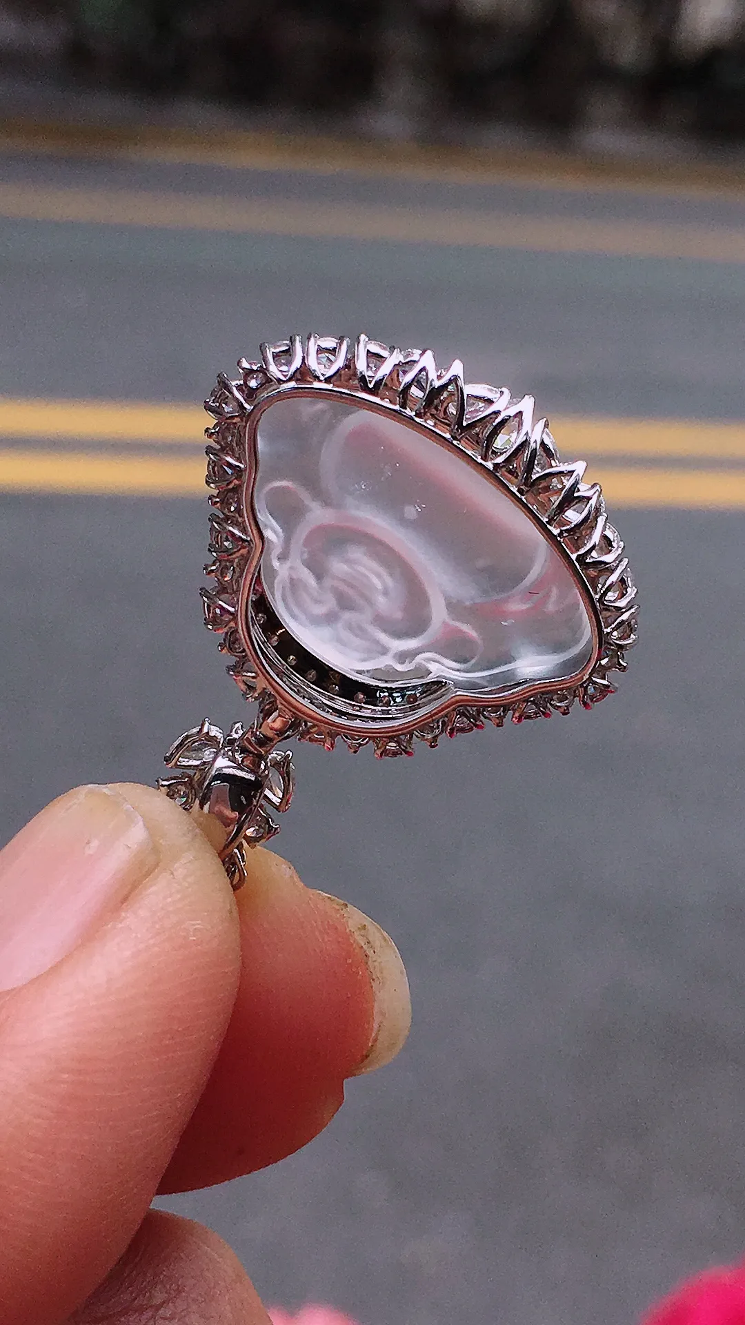 冰种佛公吊坠，玉质细腻，荧光感超
强，饱满水润，气质满满。18k
金豪华镶嵌