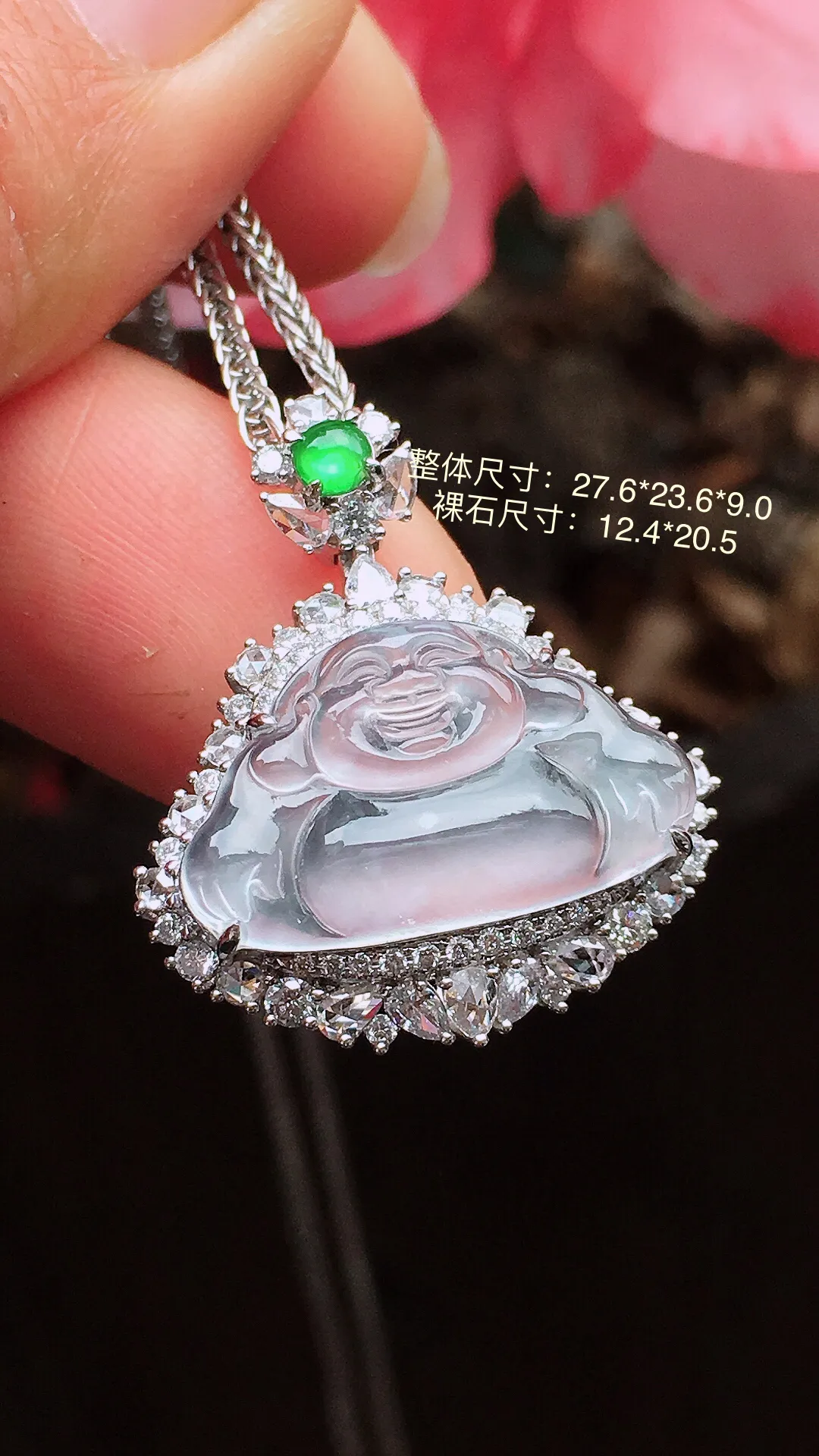 冰种佛公吊坠，玉质细腻，荧光感超
强，饱满水润，气质满满。18k
金豪华镶嵌