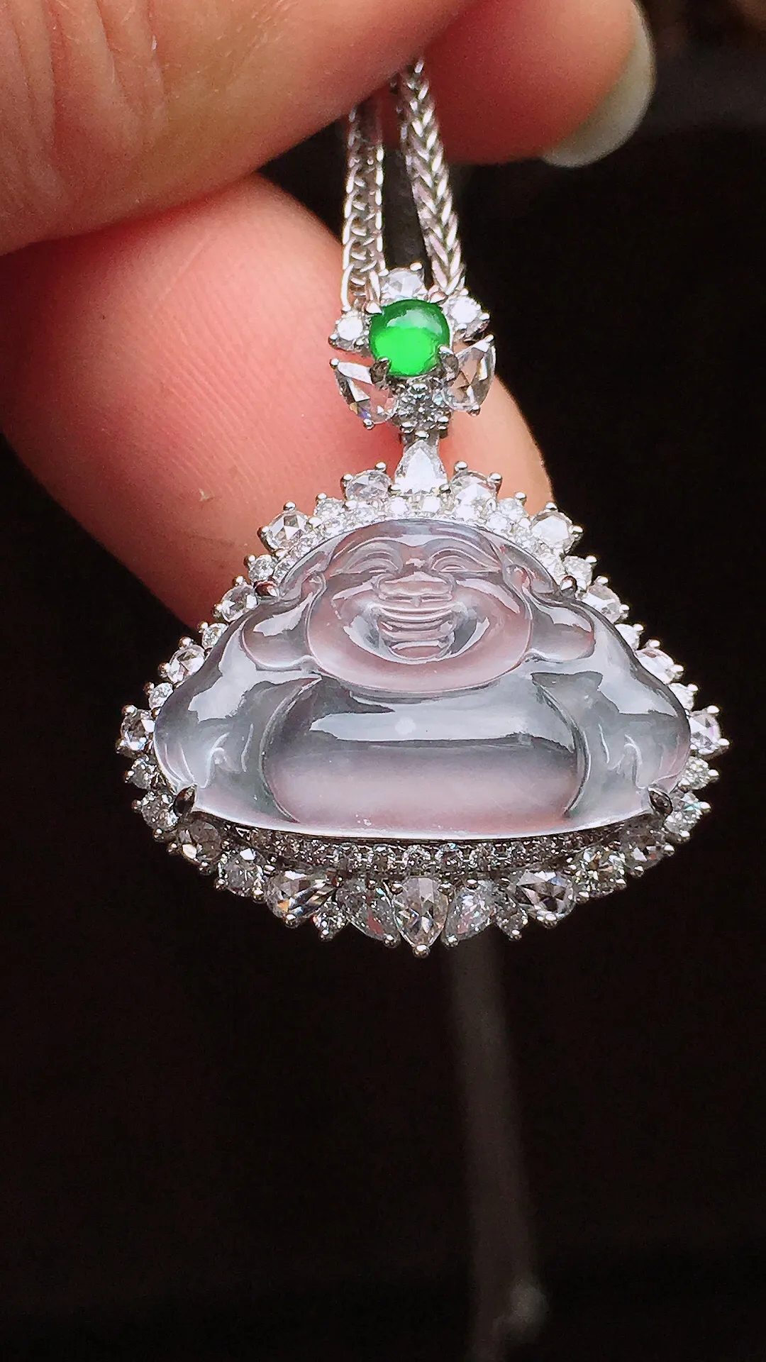 冰种佛公吊坠，玉质细腻，荧光感超
强，饱满水润，气质满满。18k
金豪华镶嵌