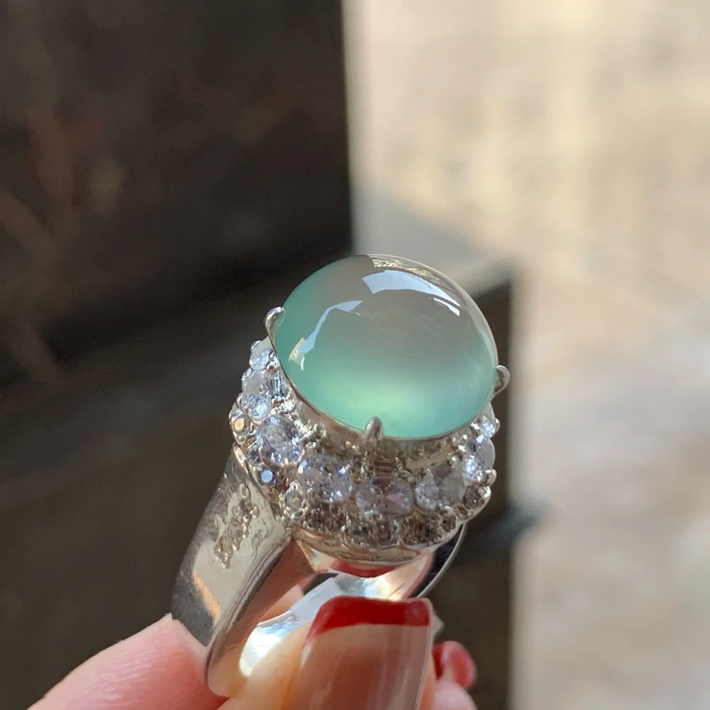 高冰蛋面
种老水足，大气精美，铜托