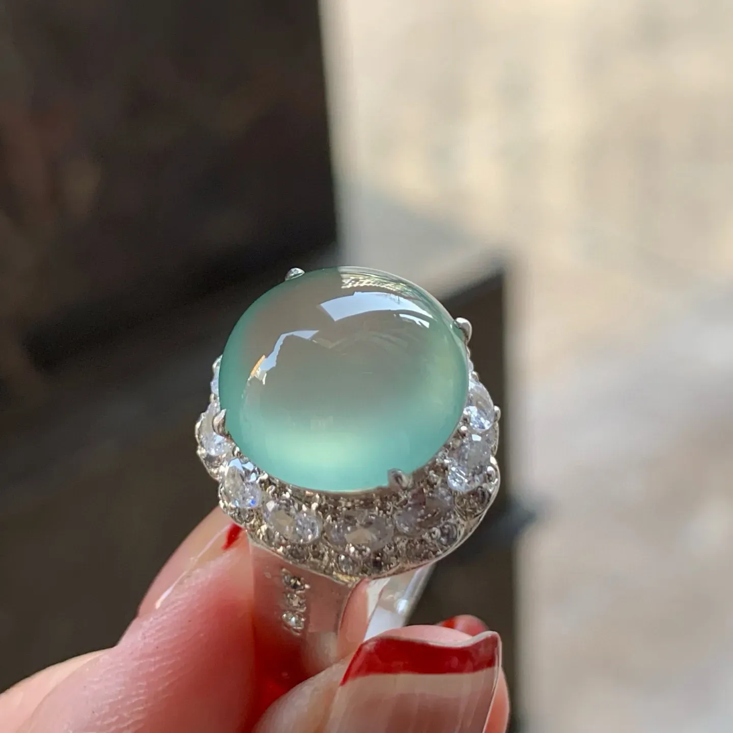 高冰蛋面
种老水足，大气精美，铜托