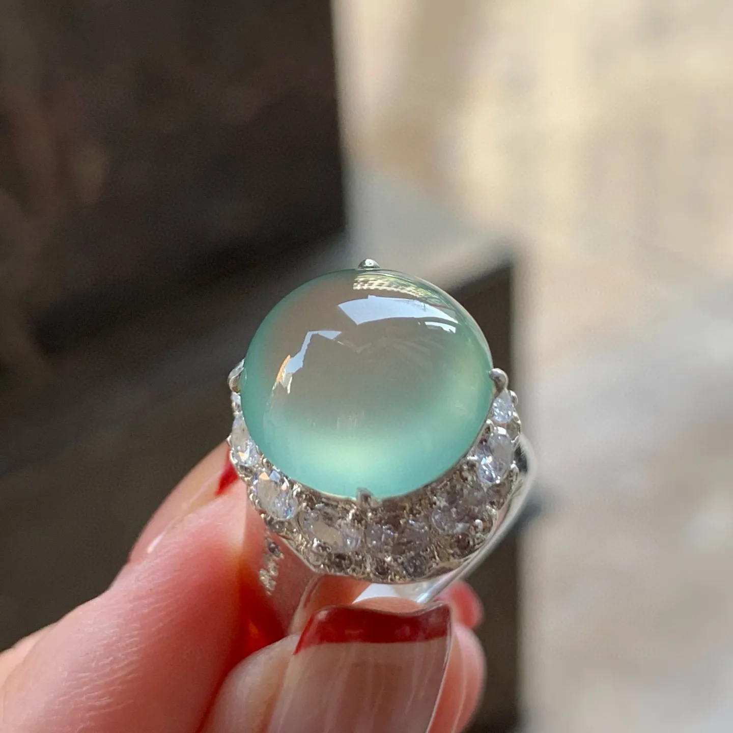 高冰蛋面
种老水足，大气精美，铜托
