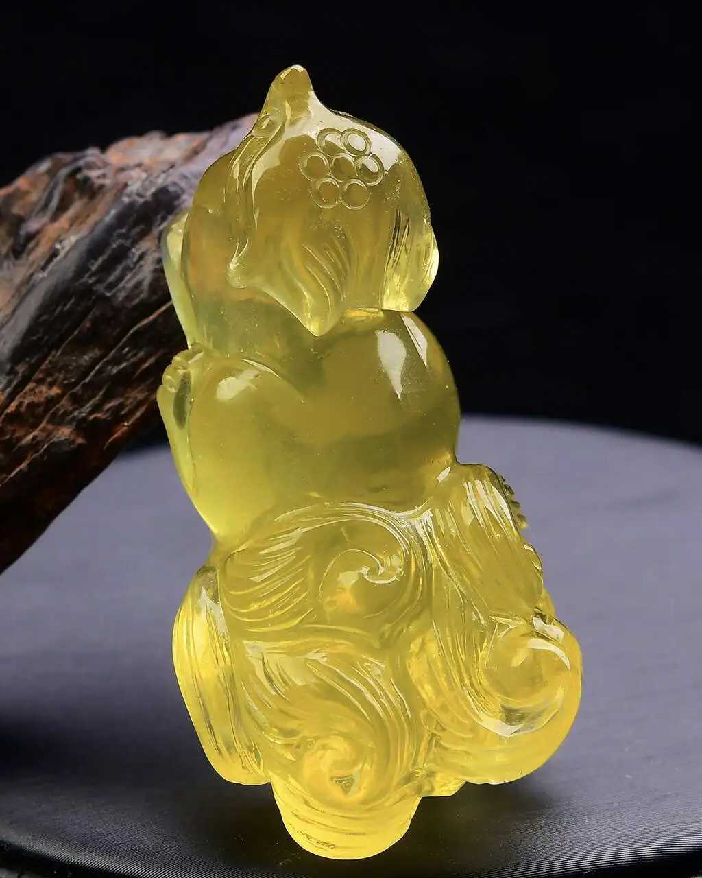 天然黄水晶九尾狐吊坠，黄水晶九尾狐小摆件，造型饱满，颜色漂亮，黄水晶九尾狐招财进宝。尺寸55*31*23mm  重量46克
