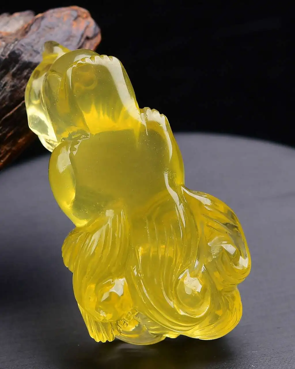 天然黄水晶九尾狐吊坠，黄水晶九尾狐小摆件，造型饱满，颜色漂亮，黄水晶九尾狐招财进宝。尺寸55*31*23mm  重量46克
