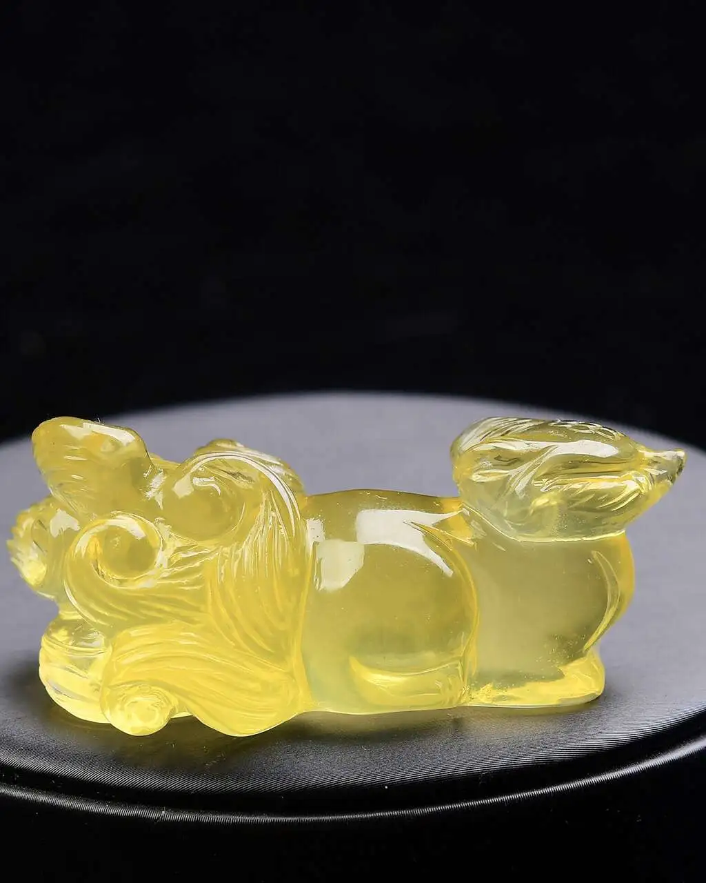 天然黄水晶九尾狐吊坠，黄水晶九尾狐小摆件，造型饱满，颜色漂亮，黄水晶九尾狐招财进宝。尺寸55*31*23mm  重量46克