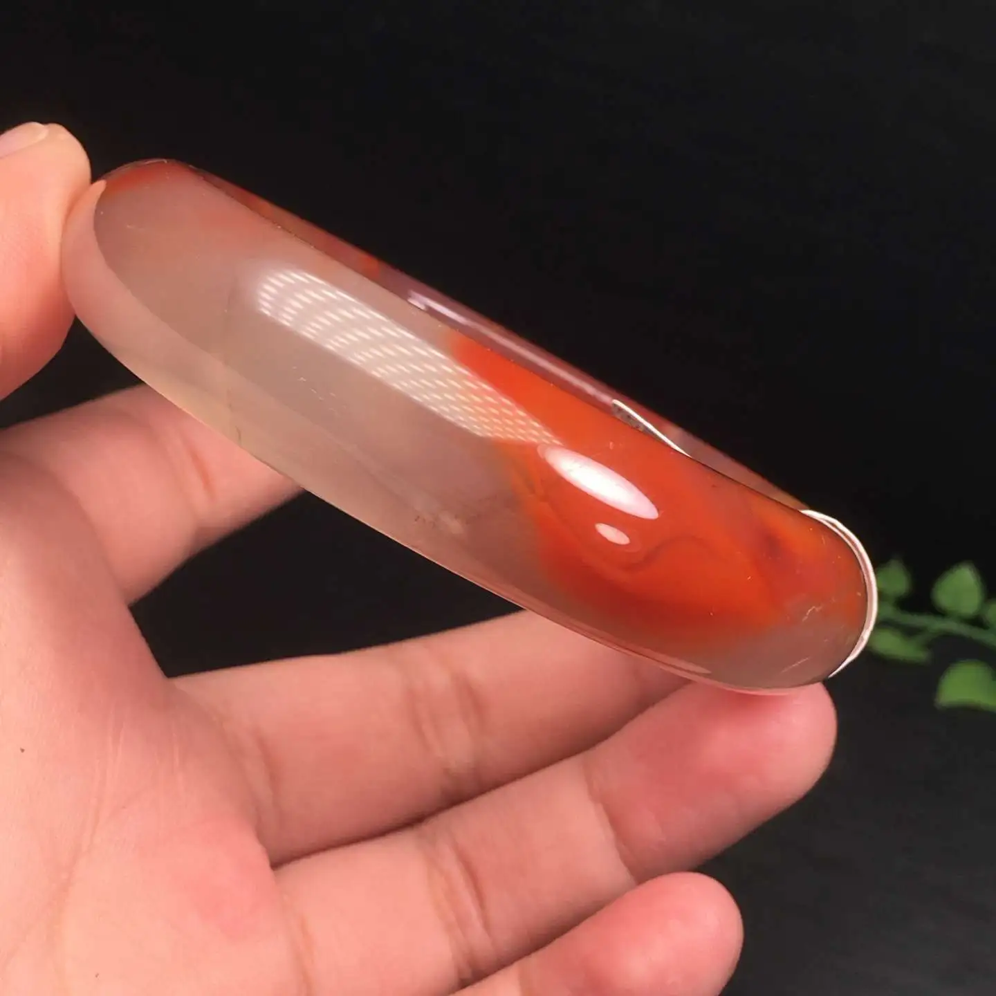 圈口54.4mm，南红川料冰飘冰种手镯，冰雪飘红，玉质感强，润度水头漂亮，玉质细腻油润，宽厚14.4*8.8mm，54.4克，