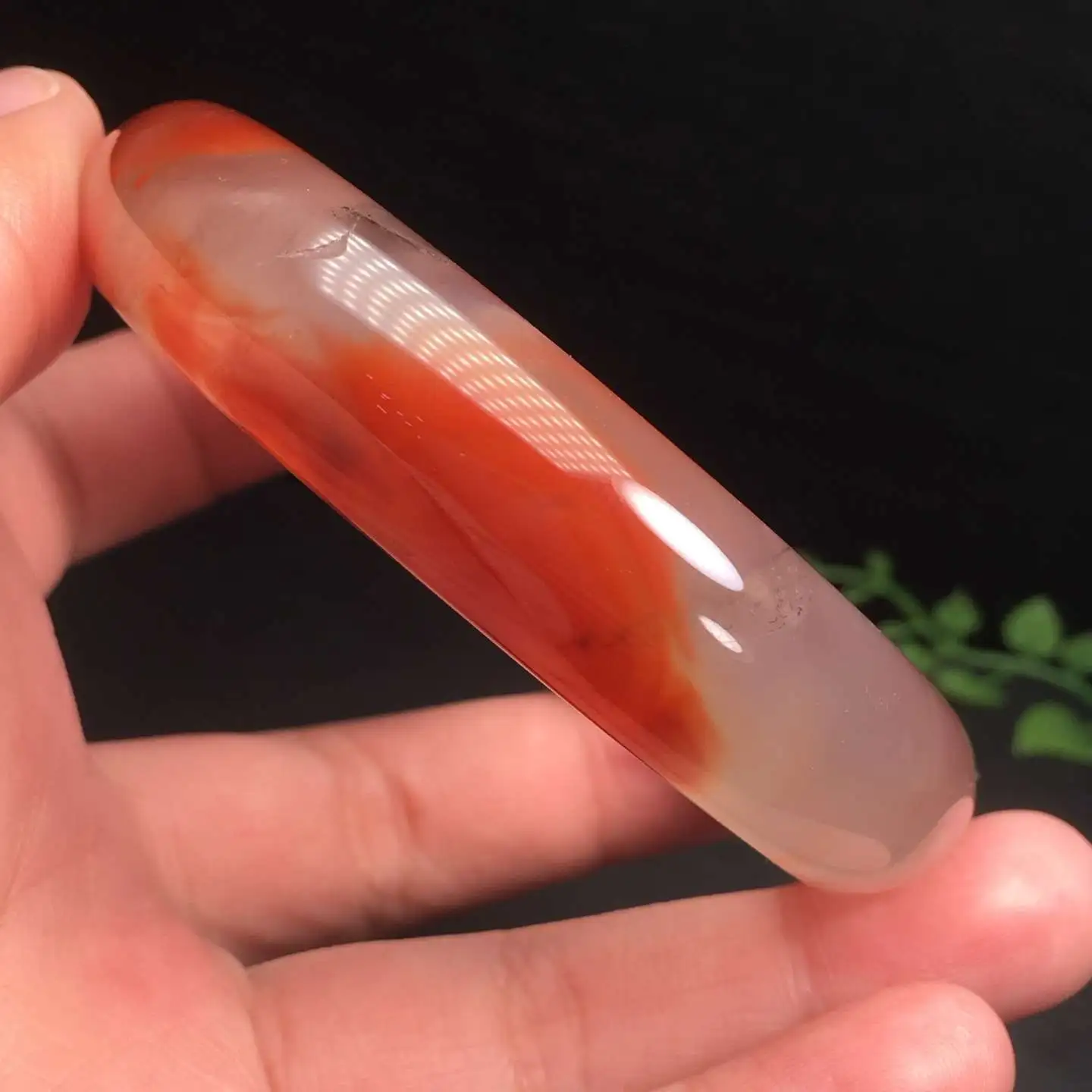 圈口54.4mm，南红川料冰飘冰种手镯，冰雪飘红，玉质感强，润度水头漂亮，玉质细腻油润，宽厚14.4*8.8mm，54.4克，