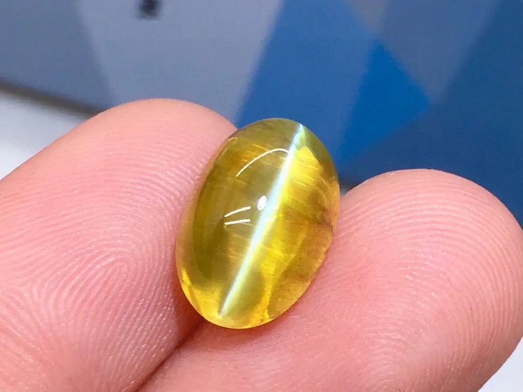 天然蜜糖色金绿猫眼 重7.98ct. 规格: 12.27*8.46*7.56 晶体干净