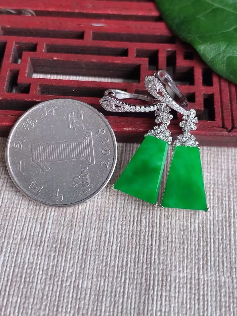 天然A货翡翠18K金伴钻镶嵌阳绿无事牌耳坠 尺寸13.5×9.4×4mm 重量5.06g 0309