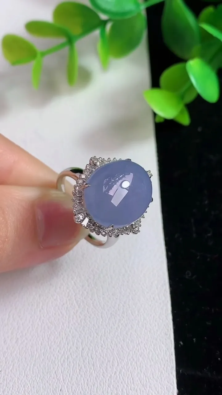 天然A货翡翠k金紫罗兰蛋面戒指，尺寸17.3-15.4-12.4，重量:5.58g2025年3月14日
工厂直销收藏佳品,种好水足，色泽均匀，有种有色，上手高大气！