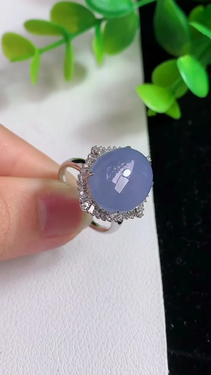 天然A货翡翠k金紫罗兰蛋面戒指，尺寸17.3-15.4-12.4，重量:5.58g2025年3月14日
工厂直销收藏佳品,种好水足，色泽均匀，有种有色，上手高大气！
