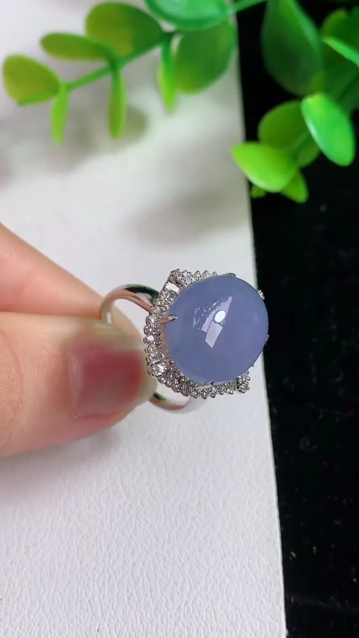 天然A货翡翠k金紫罗兰蛋面戒指，尺寸17.3-15.4-12.4，重量:5.58g2025年3月14日
工厂直销收藏佳品,种好水足，色泽均匀，有种有色，上手高大气！