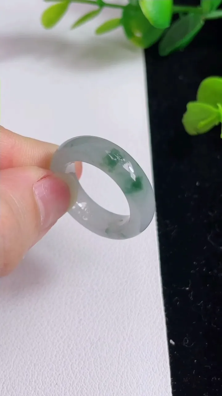 天然A货翡翠飘花指环戒指，尺寸17.6-6.5-4.3，重:5.80g2025年3月16日
工厂直销收藏佳品,种好水足，色泽均匀，有种有色，上手高大气！