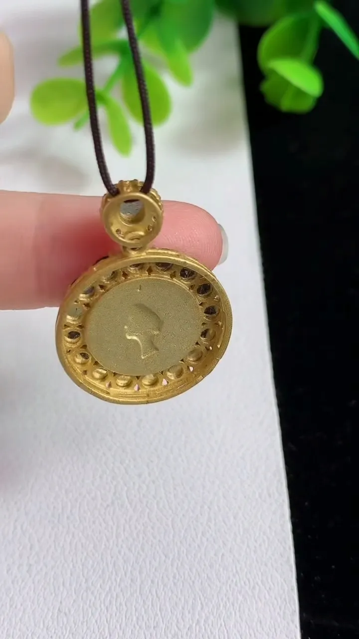 天然A货翡翠蛋面硬币吊坠，尺寸3.5，重量:3.91g
3月18日
