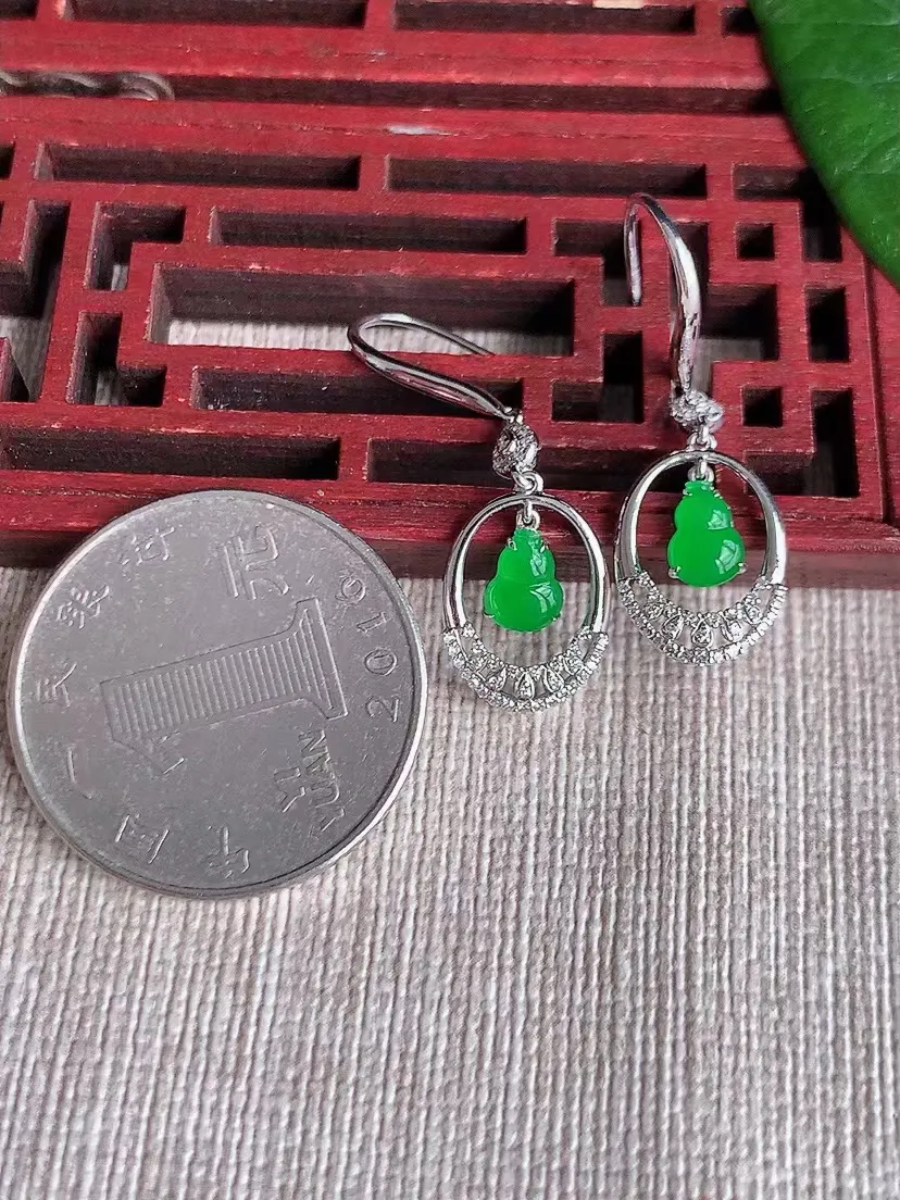 天然A货翡翠18K金伴钻镶嵌阳绿葫芦耳坠 尺寸6.5×4.6×2.5mm 重量2.25g 0316
