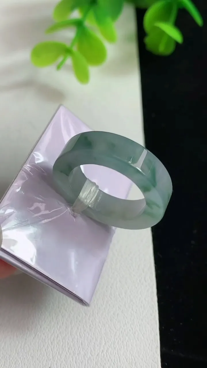 天然A货翡翠飘花指环戒指，尺寸17-5.6-3.8，重量:6.77g2025年3月18日
工厂直销收藏佳品,种好水足，色泽均匀，有种有色，上手高大气！