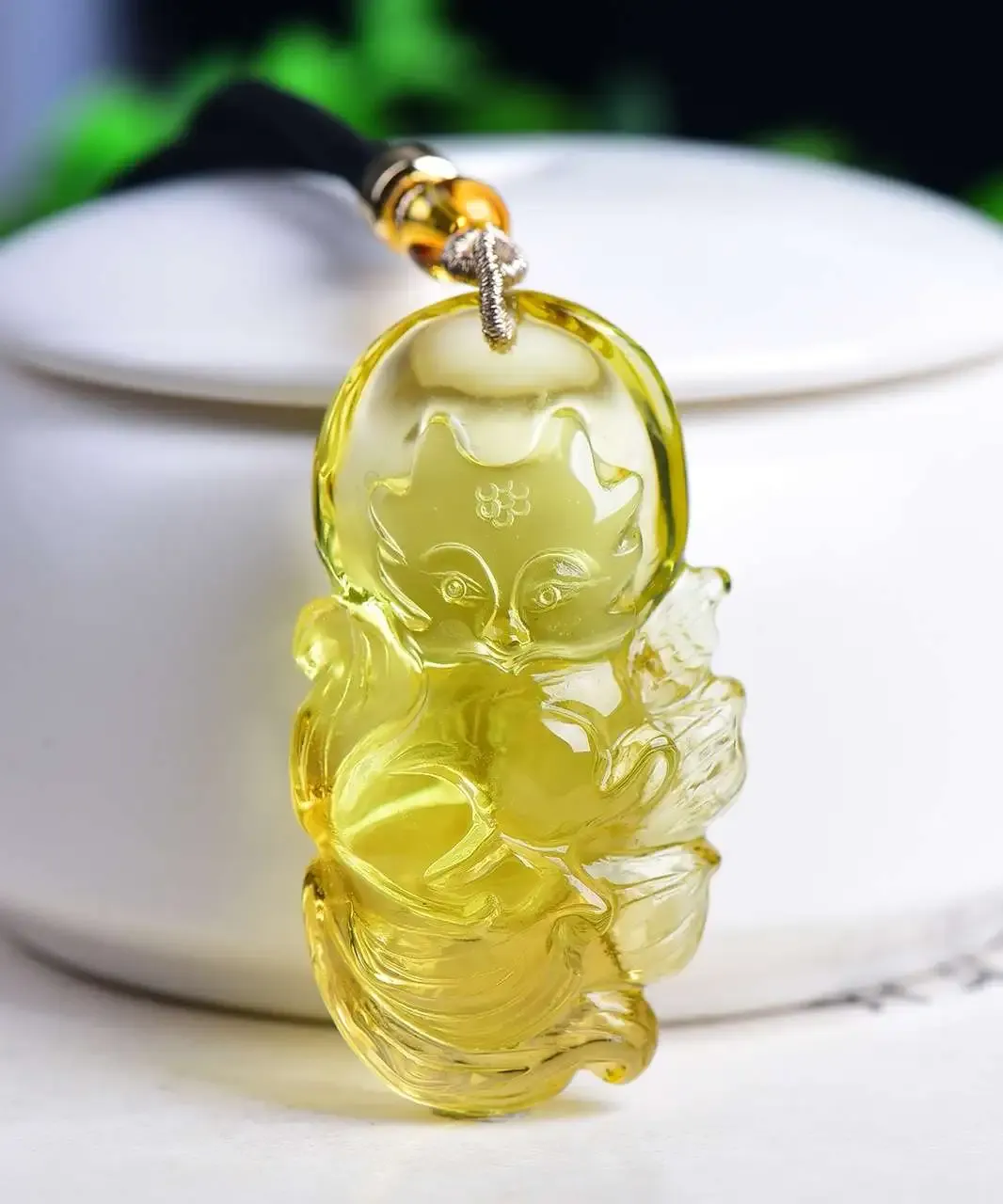 天然黄水晶九尾狐吊坠。立体雕刻太美了，造型饱满，精致雕刻九尾狐狸 招财纳福，保佑平安，旺姻缘招桃花，