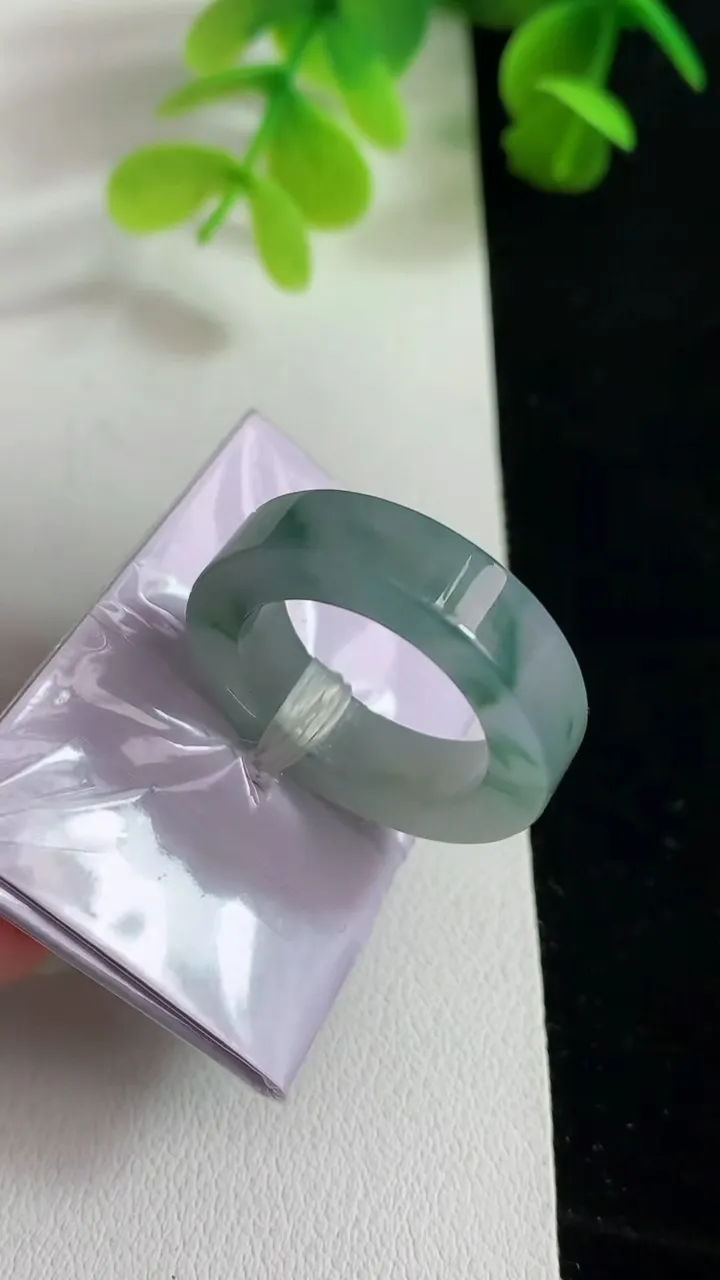 天然A货翡翠飘花指环戒指，尺寸17-5.6-3.8，重量:6.77g2025年3月18日
工厂直销收藏佳品,种好水足，色泽均匀，有种有色，上手高大气！