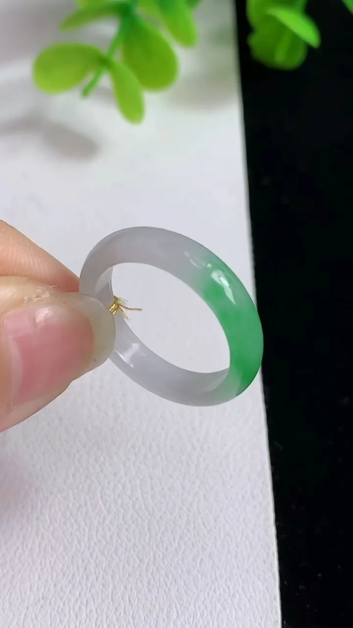 天然A货翡翠指环戒指，尺寸17-4.3-2.6，重量:2.14g2025年3月18日
工厂直销收藏佳品,种好水足，色泽均匀，有种有色，上手高大气！