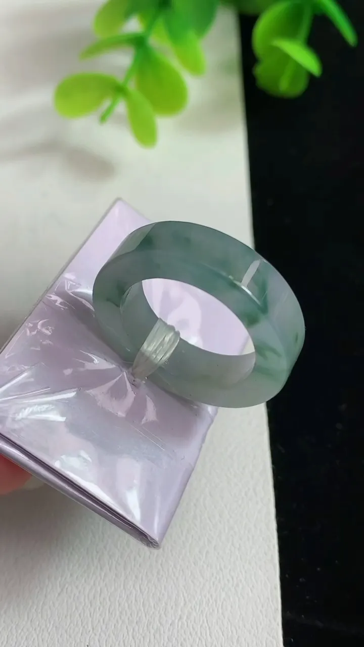 天然A货翡翠飘花指环戒指，尺寸17-5.6-3.8，重量:6.77g2025年3月18日
工厂直销收藏佳品,种好水足，色泽均匀，有种有色，上手高大气！