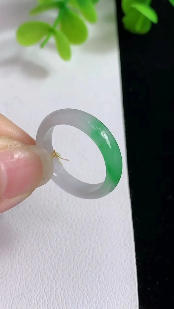 天然A货翡翠指环戒指，尺寸17-4.3-2.6，重量:2.14g2025年3月18日
工厂直销收藏佳品,种好水足，色泽均匀，有种有色，上手高大气！